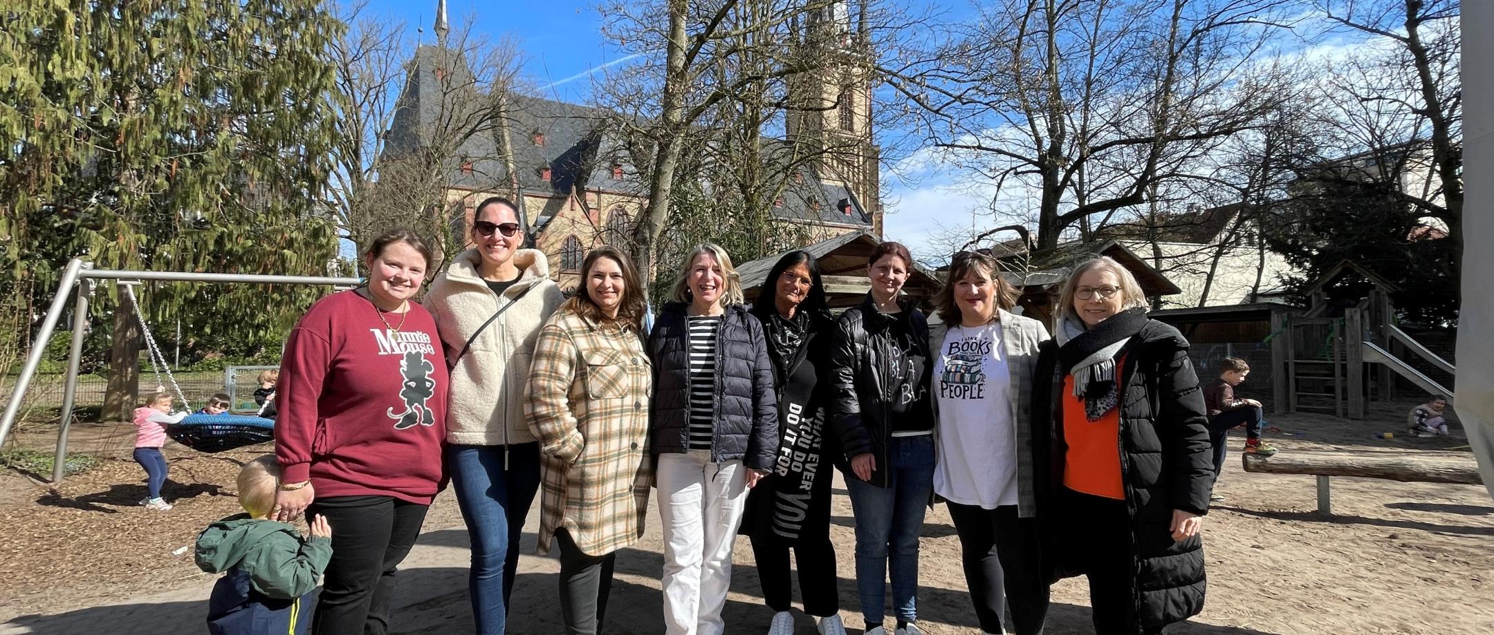 Die Elternbeirätinnen und die Kita-Leitungen sind zur Verabschiedung von Elisabeth Schmitt gekommen.