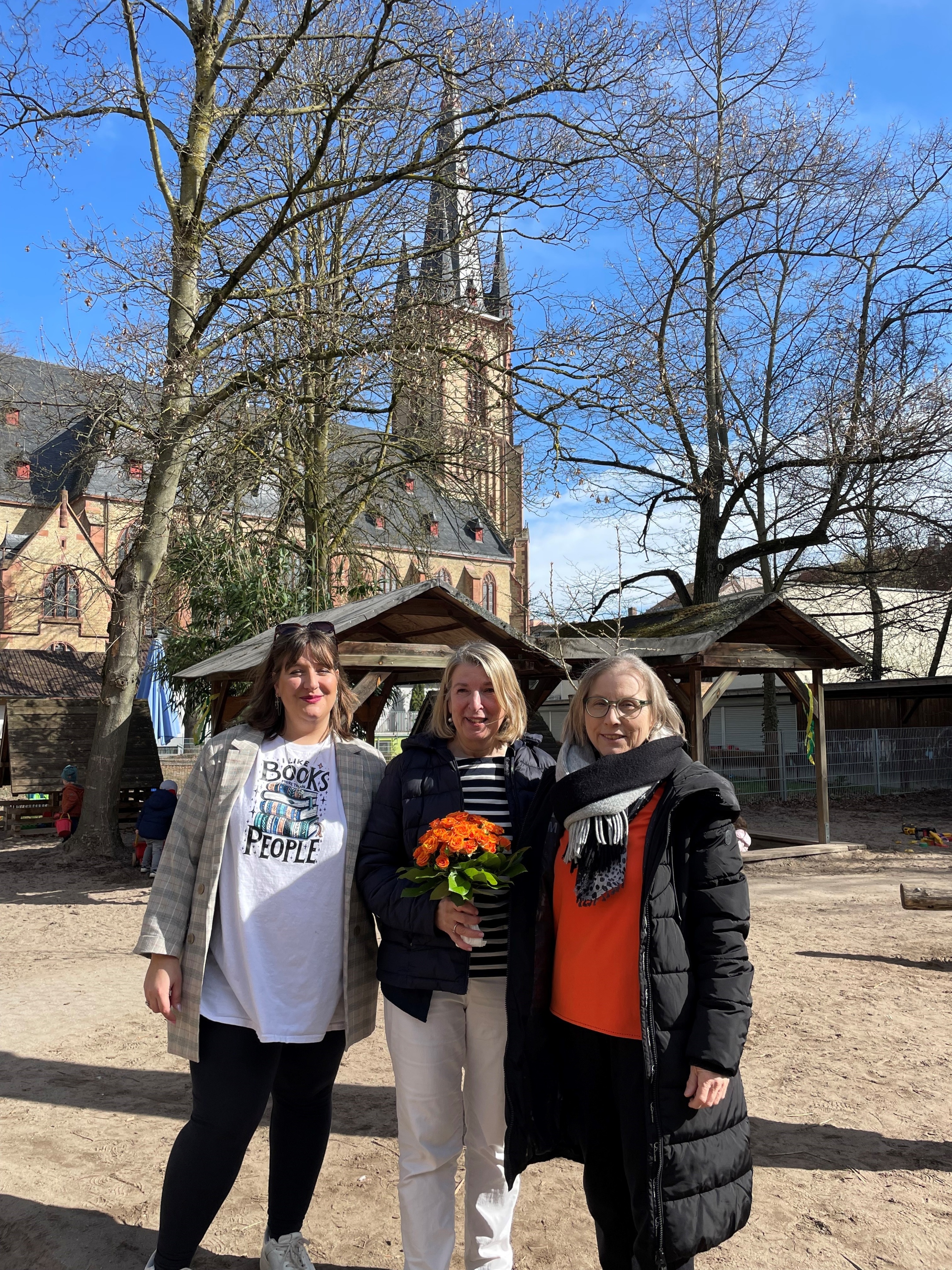 Zum Abschied erhielt Frau Schmitt einen leuchtenden Rosenstrauß – als Zeichen für das, was in ihrer langen Dienstzeit gewachsen ist.