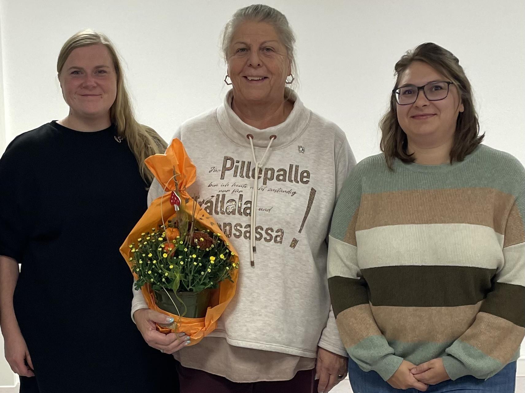 Die Kita-Leitung St. Michael verabschiedet die langjährige Erzieherin Brigitte Rosenbaum.