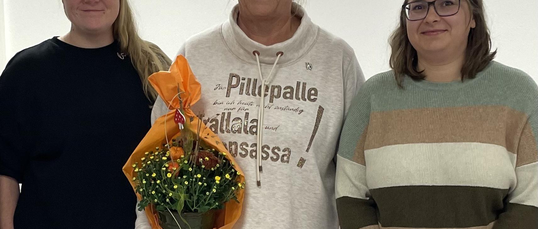 Die Kita-Leitung St. Michael verabschiedet die langjährige Erzieherin Brigitte Rosenbaum.