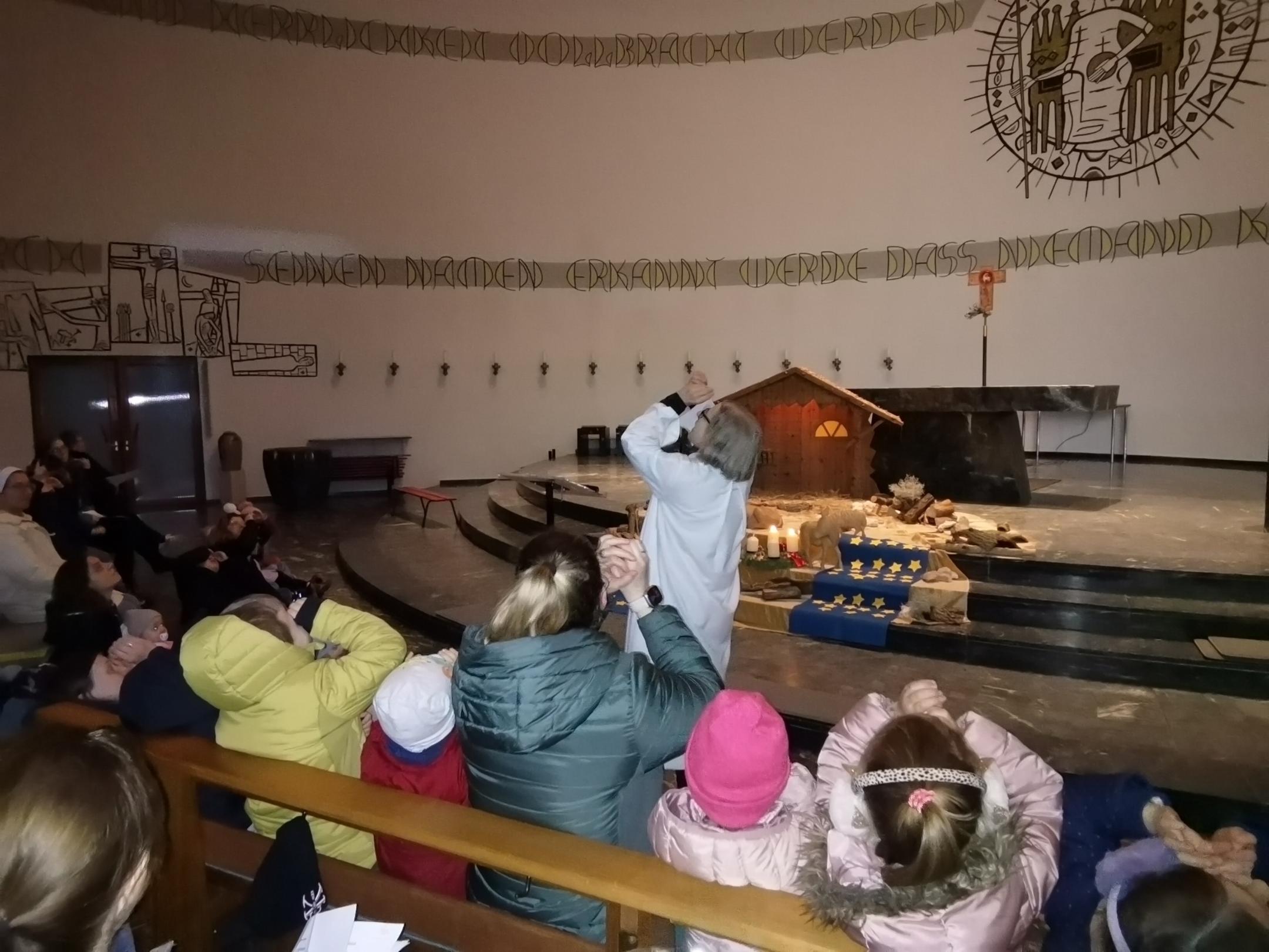 Was gibt es im Himmel alles zu sehen? Adventsgottesdienst der Kita St. Michael