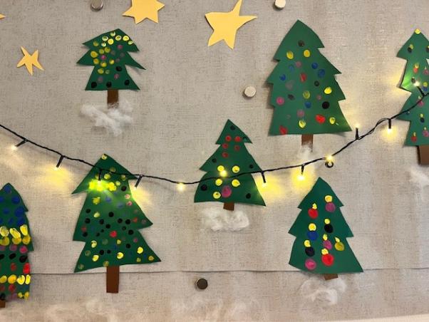 In den Adventswochen basteln die Kindern miteinander.