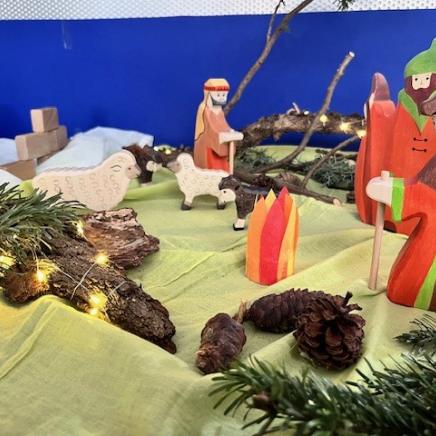 Das kleine Schaf Rika erzählt den Kindern in den Adventswochen.