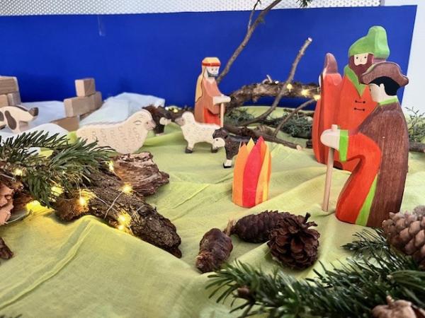 Das kleine Schaf Rika erzählt den Kindern in den Adventswochen.