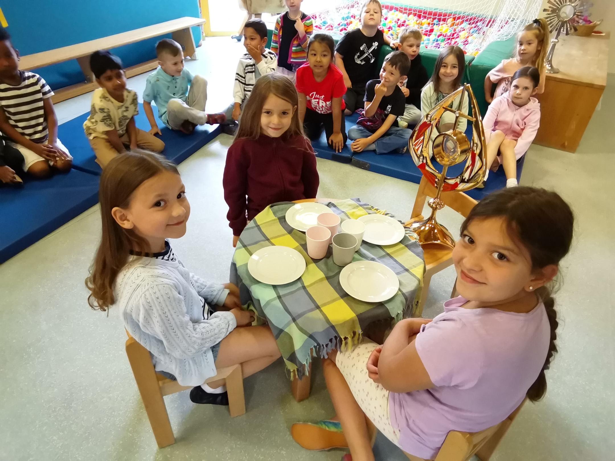 Gemeinsam haben sich die Kinder auf die Spur des Fronleichnamsfestes gemacht.