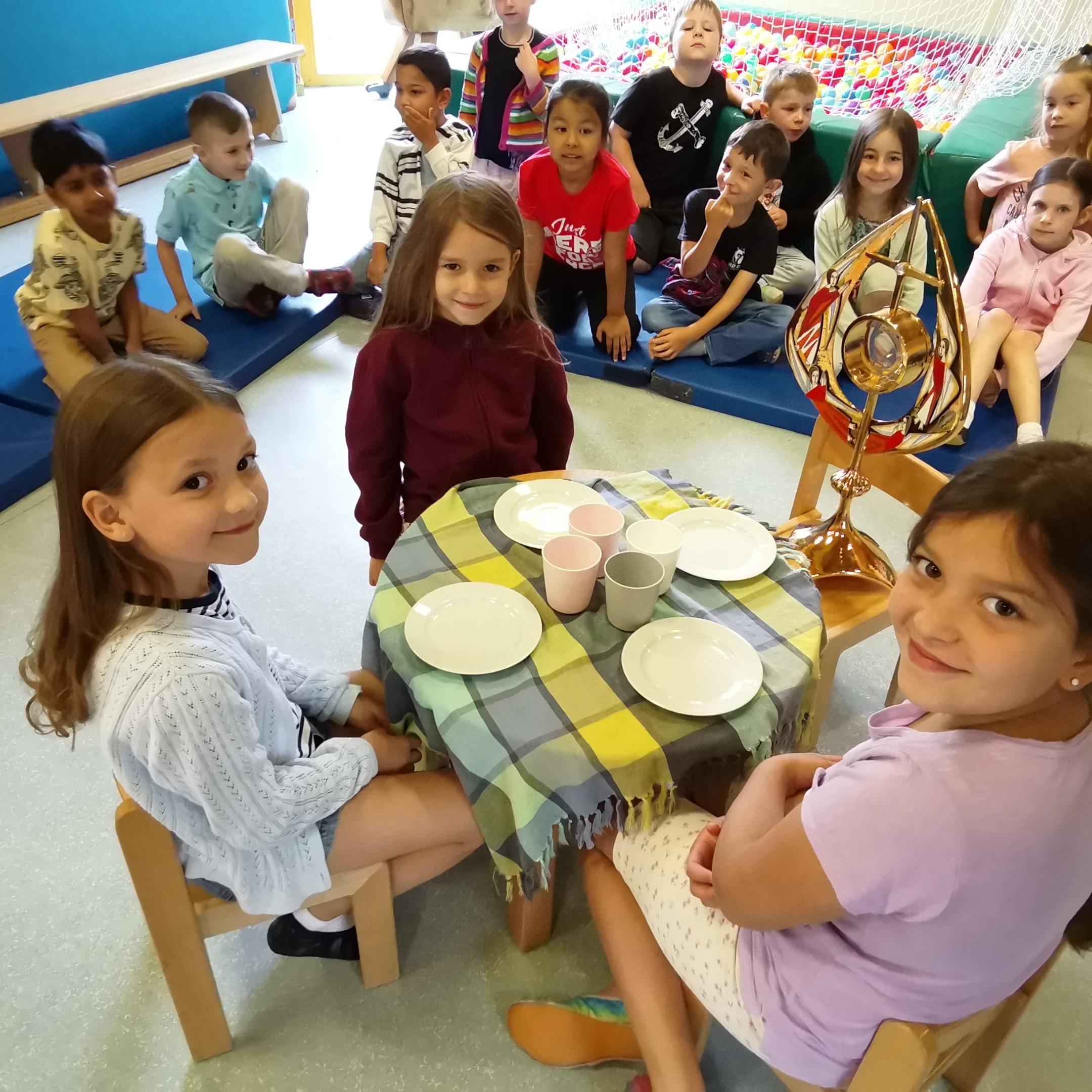 Gemeinsam haben sich die Kinder auf die Spur des Fronleichnamsfestes gemacht.