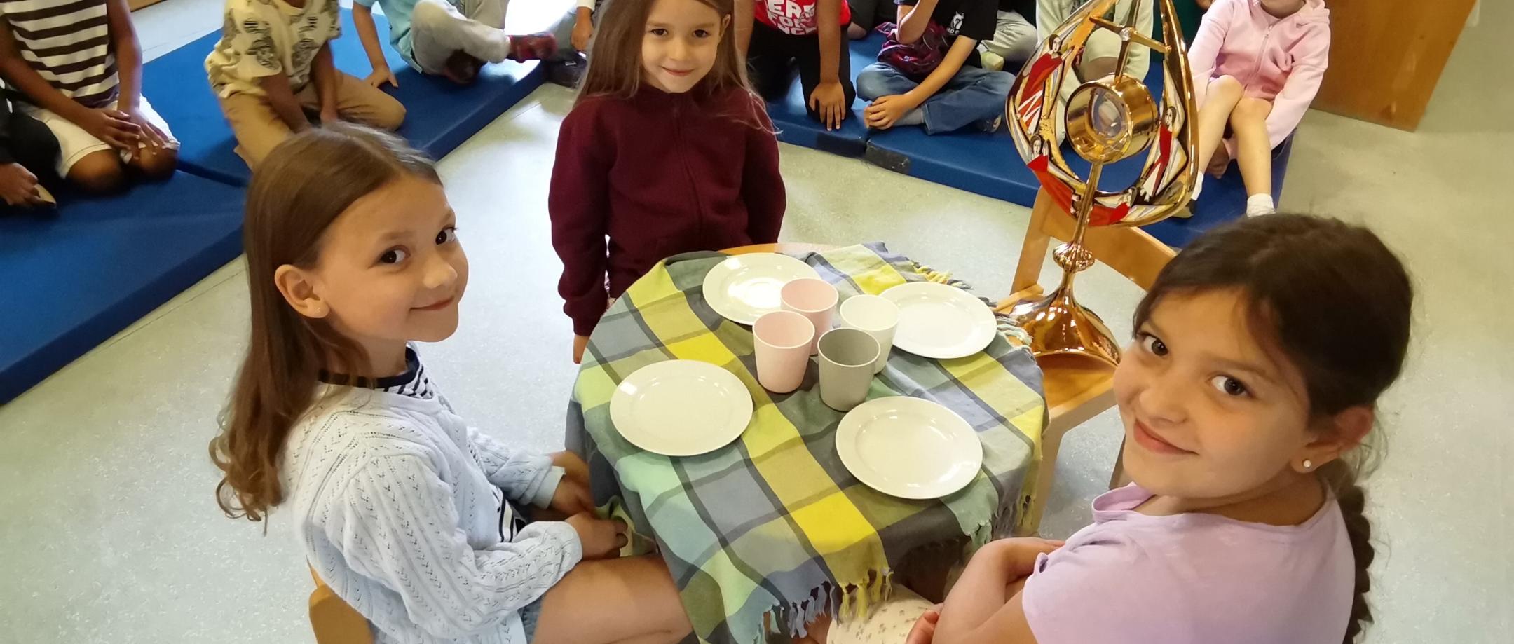 Gemeinsam haben sich die Kinder auf die Spur des Fronleichnamsfestes gemacht.
