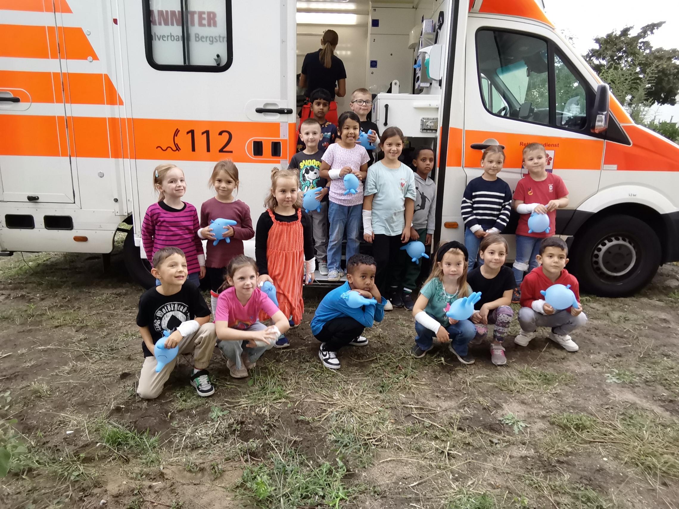 Die Kinder versammeln sich am Krankenwagen der Johanniter.