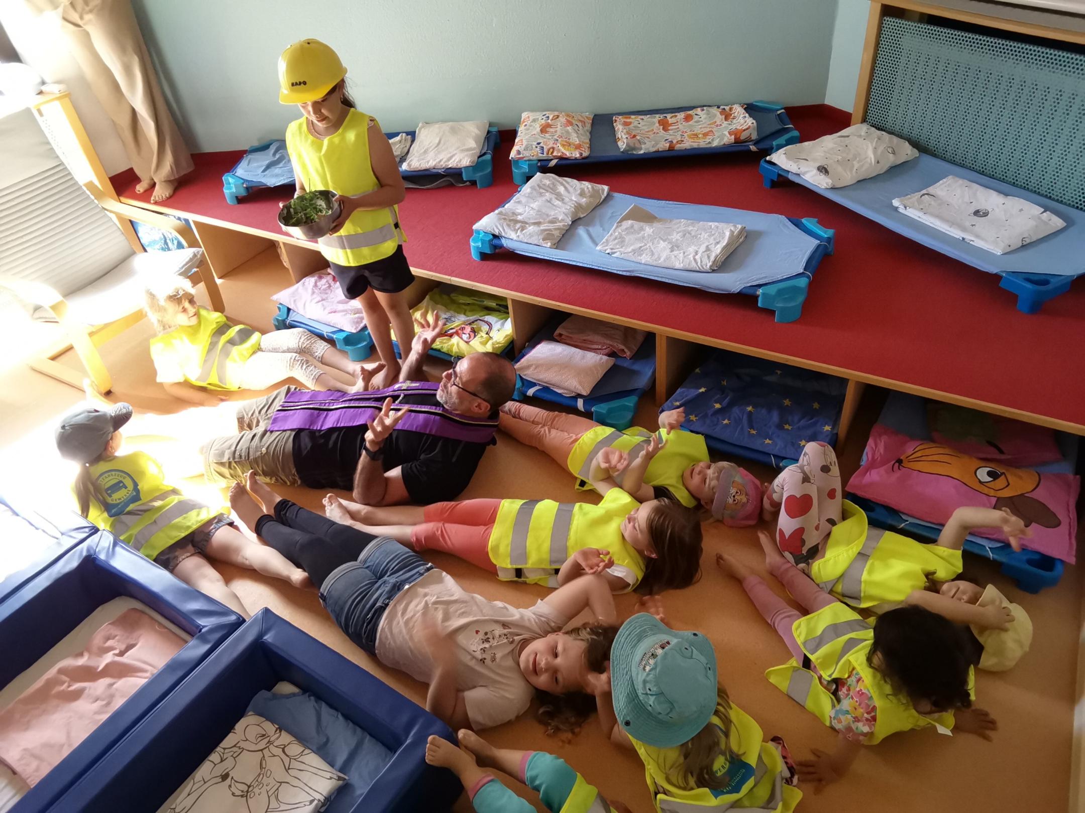 Pfarrer Dr. Givens segnet die Krippenräume mit den Kindern.