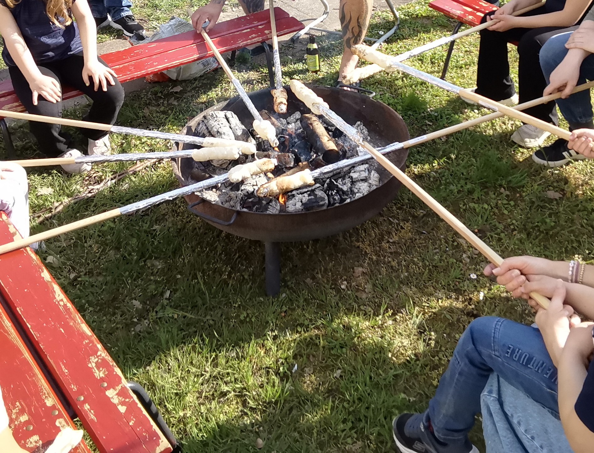 Nach dem Ostergottesdienst wartete Stockbrot auf die Kinder.