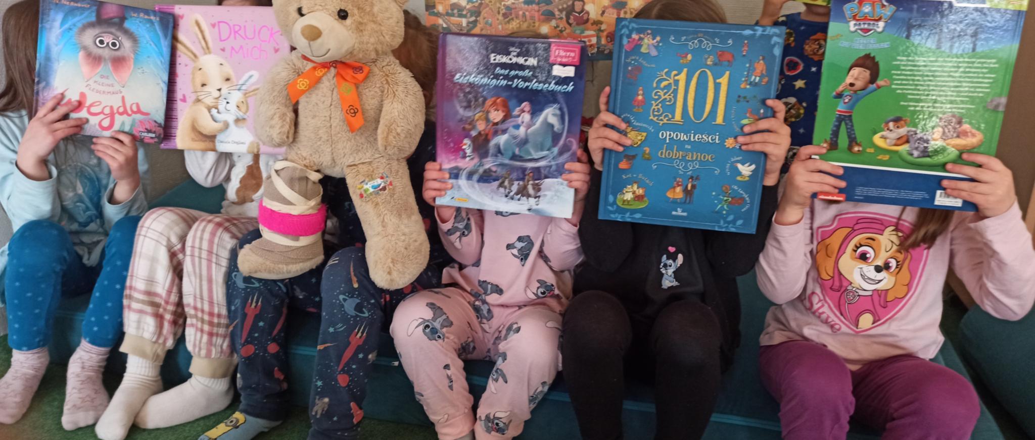 In Schlafanzügen und mit ihren Lieblingsbüchern kamen die Mädchen und Jungen in die Kita St. Michael.