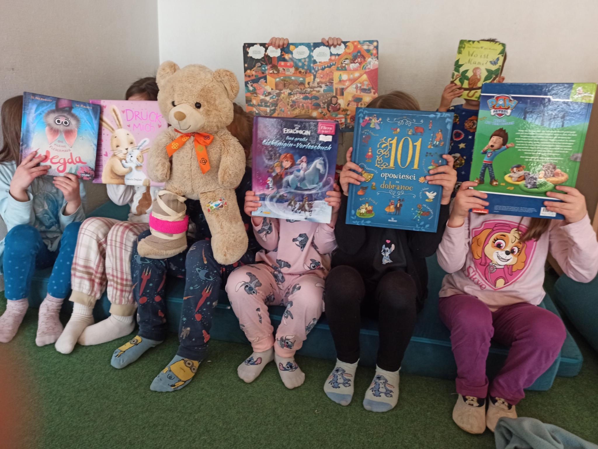 In Schlafanzügen und mit ihren Lieblingsbüchern kamen die Mädchen und Jungen in die Kita St. Michael.
