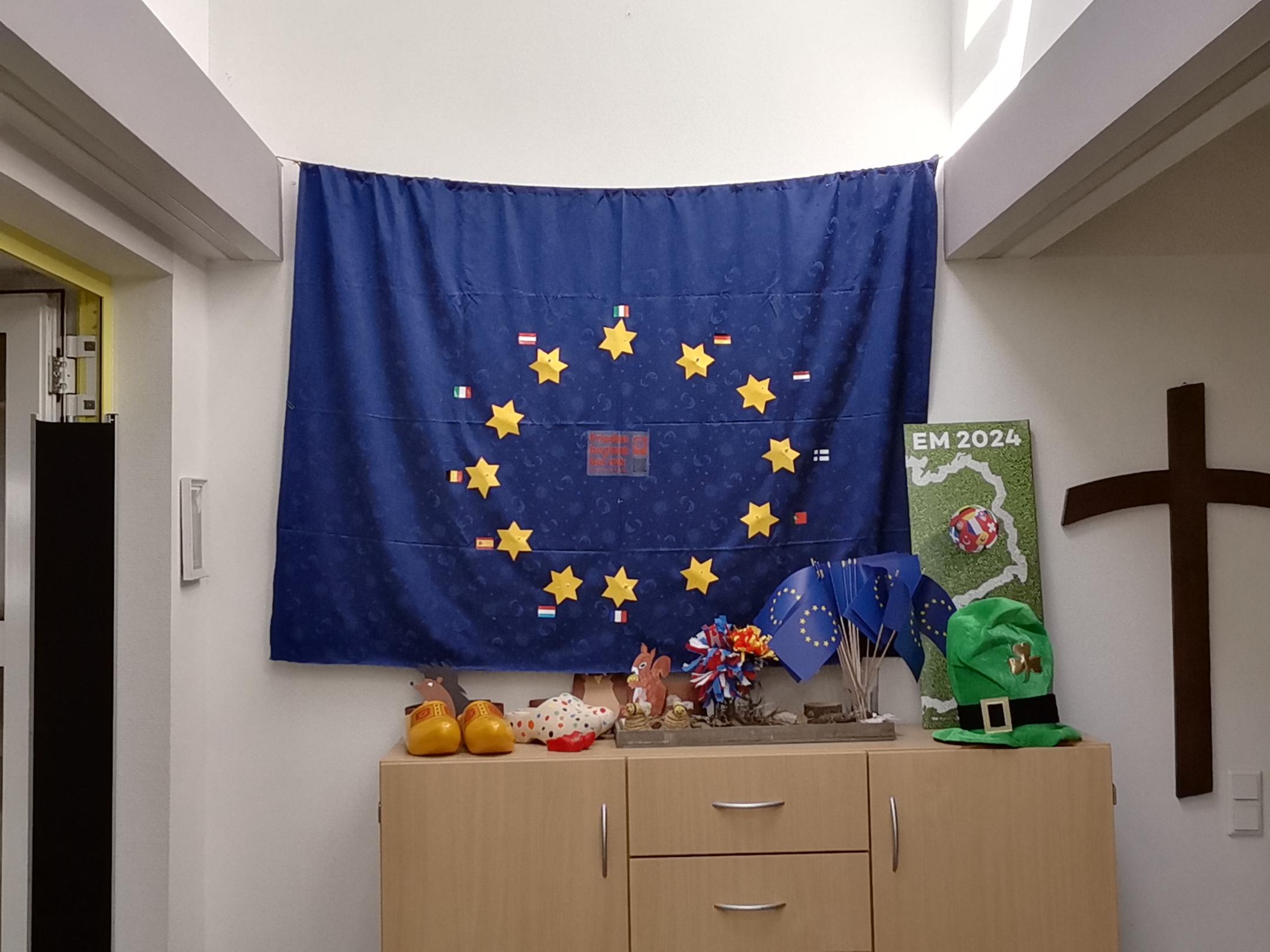 Nun ist die Europa-Flagge vollständig. Mit jedem neuen Land kam ein Stern dazu.