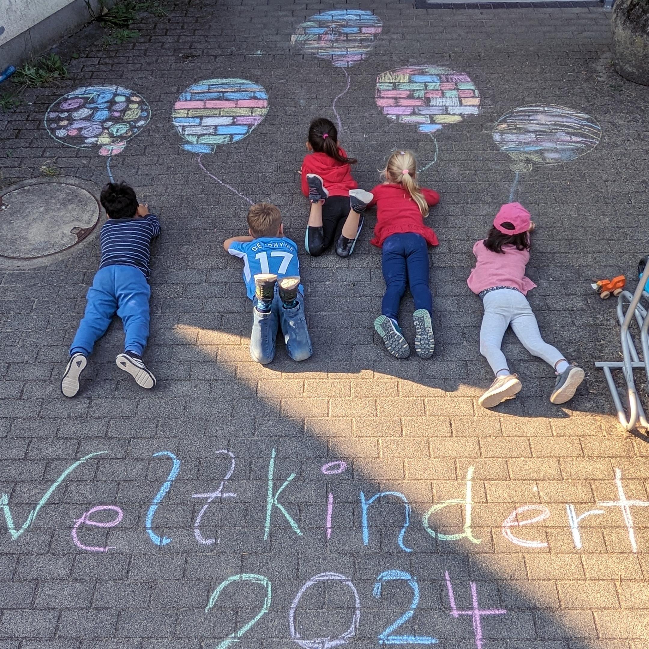 vor der Eingangstür zur Kita