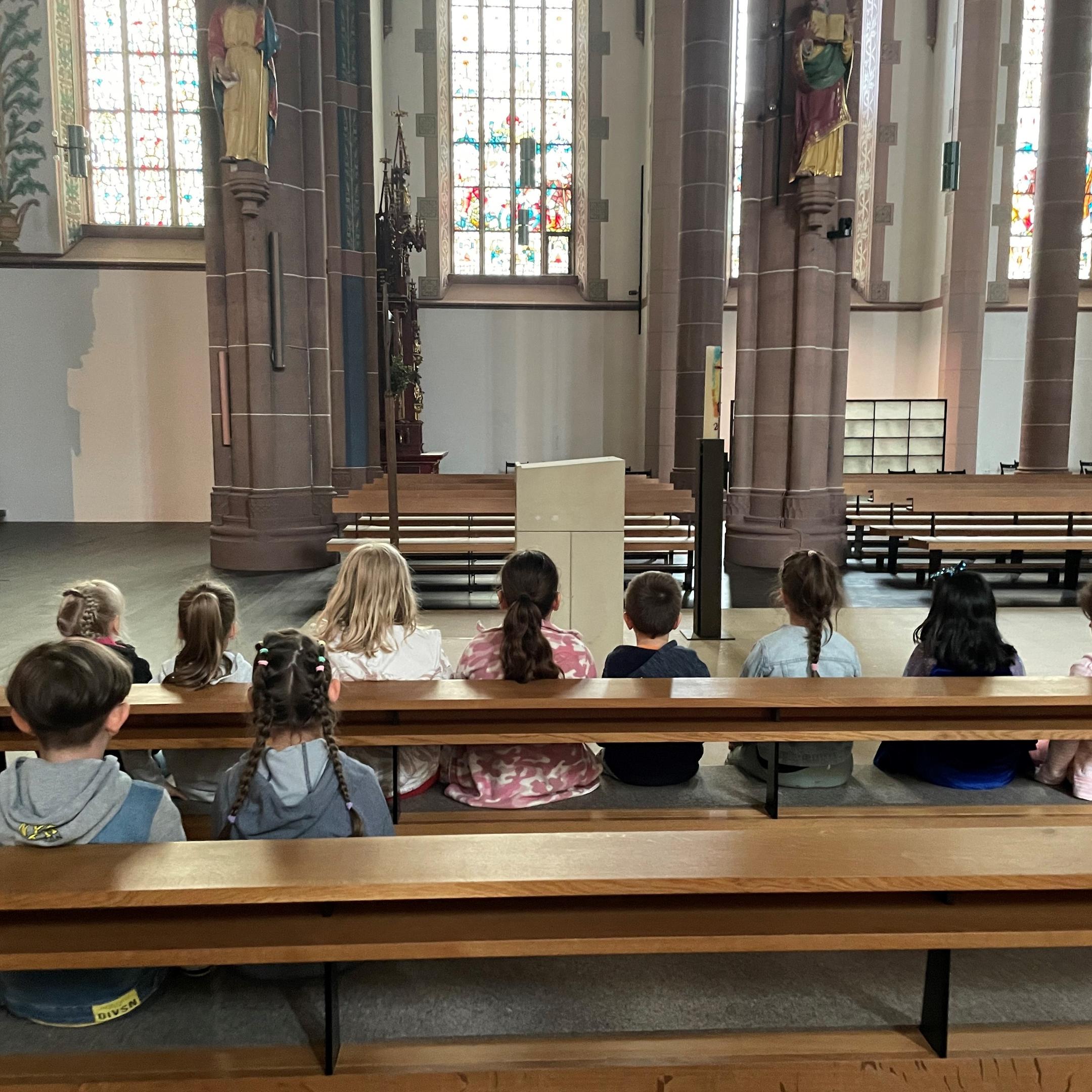 Die Vorschulkinder aus der Kita Hl. Johannes XXIII. entdecken die Apostelkirche