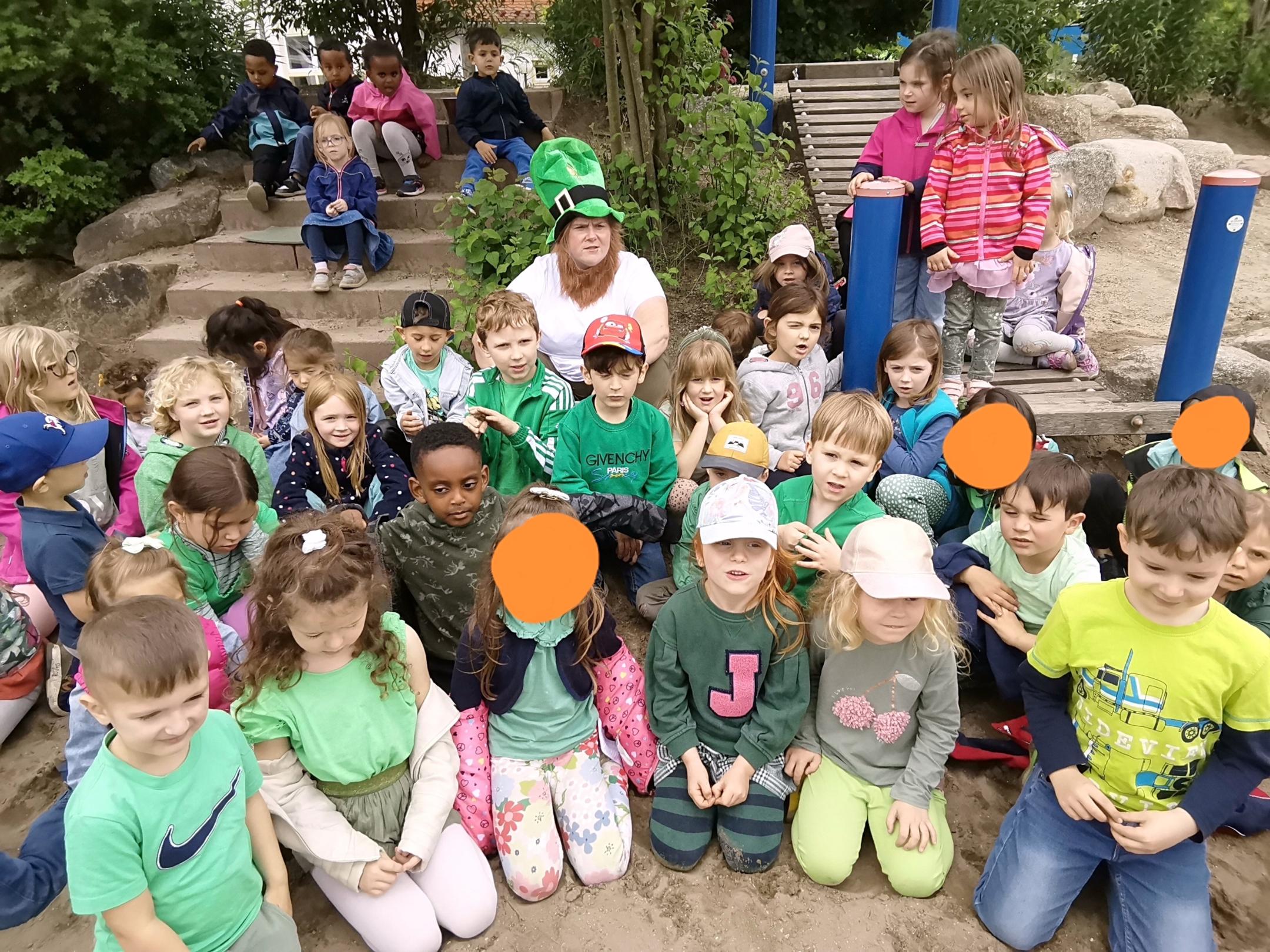 Viele Kinder kamen heute in grün, der Farbe Irlands.