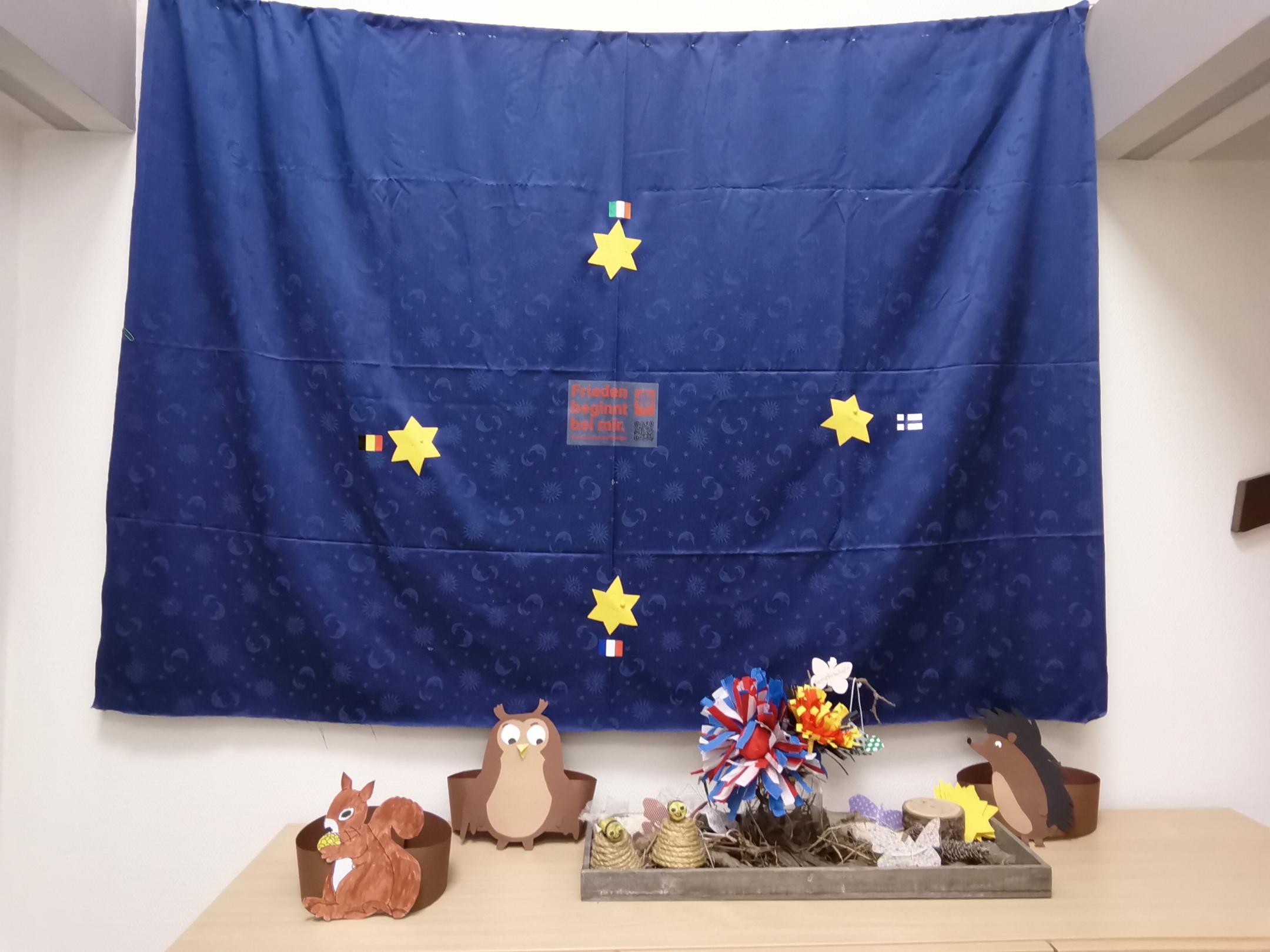 Die Sterne auf der Europafahne wachsen mit jedem Land, das die Kinder kennenlernen.