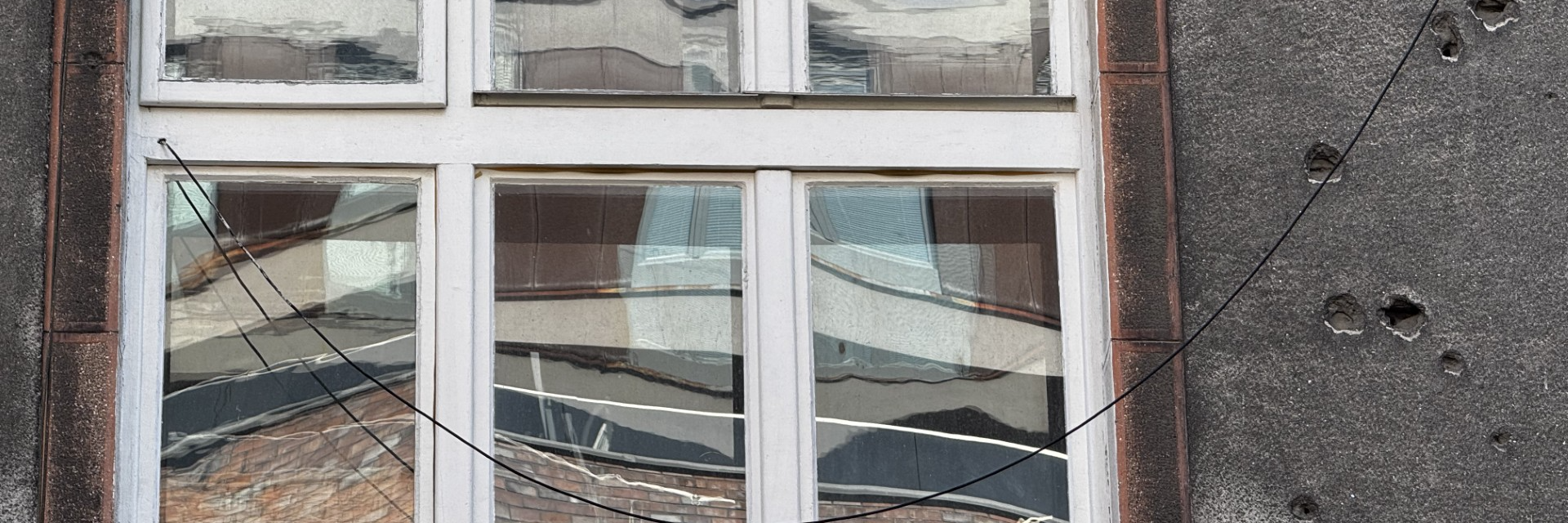 Einschusslöcher an einer Fassade am Rande des Krakauer Ghettos