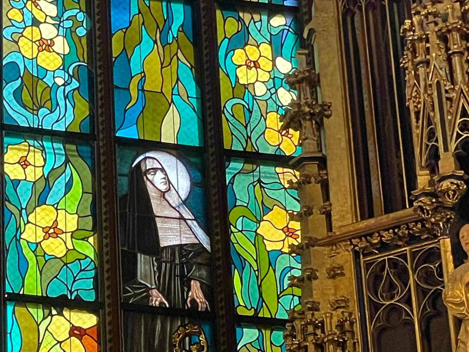 Das Fenster zeigt die selige Salome von Krakau.