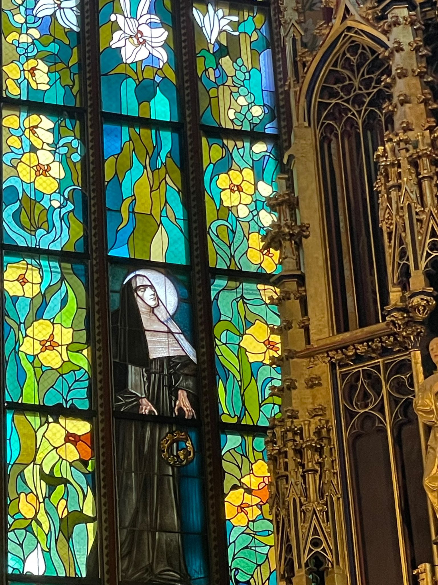 Das Fenster zeigt die selige Salome von Krakau.