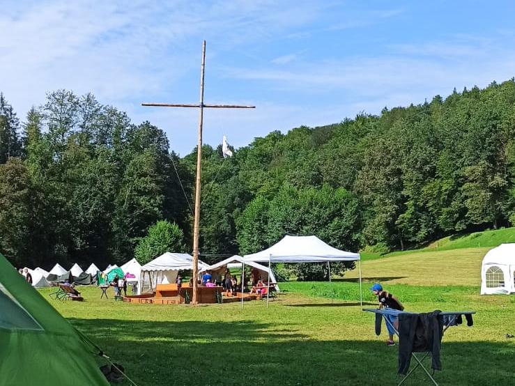 Kreuz und blauer Himmel