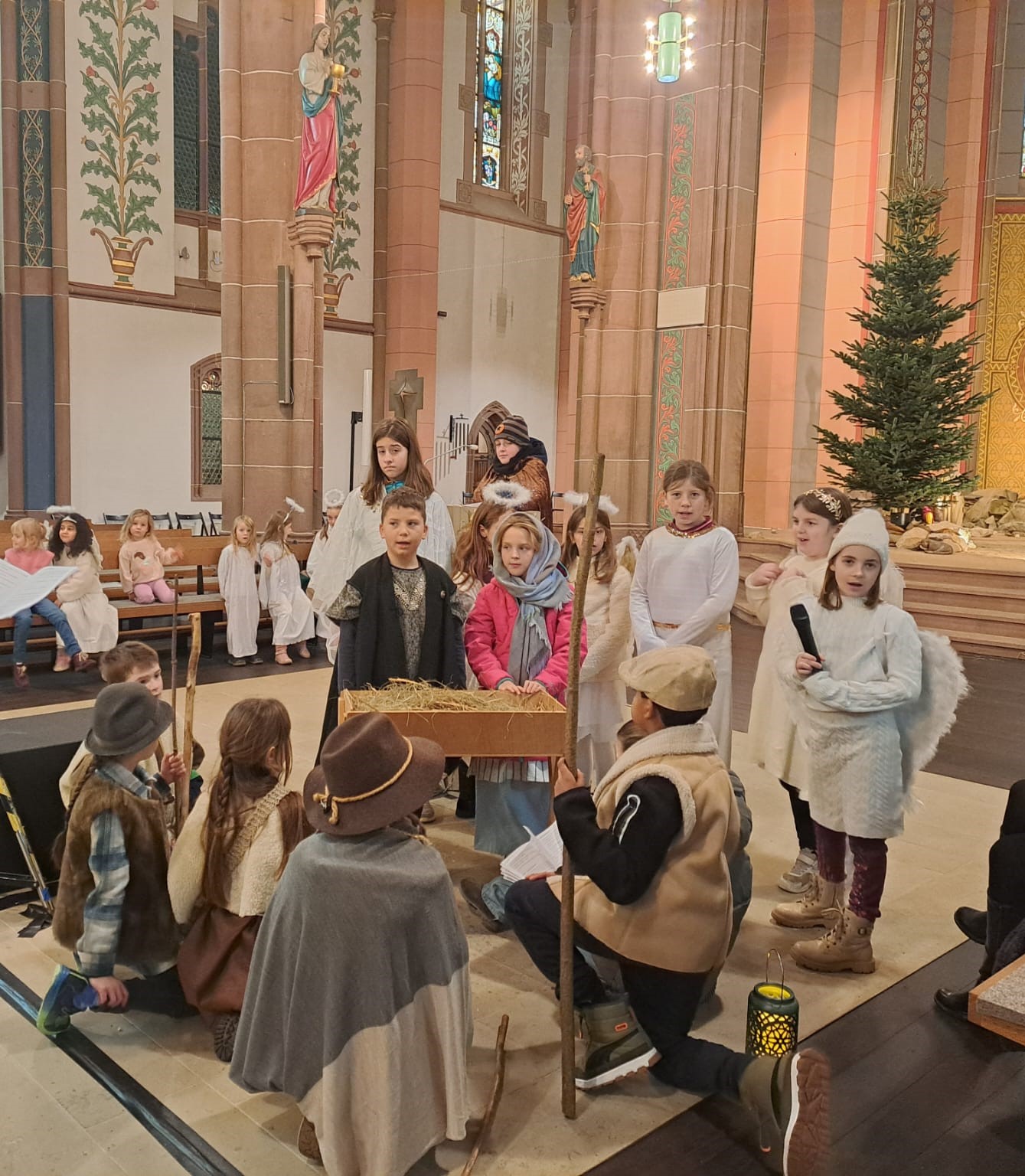 Fleißig proben die Kinder für das Krippenspiel.