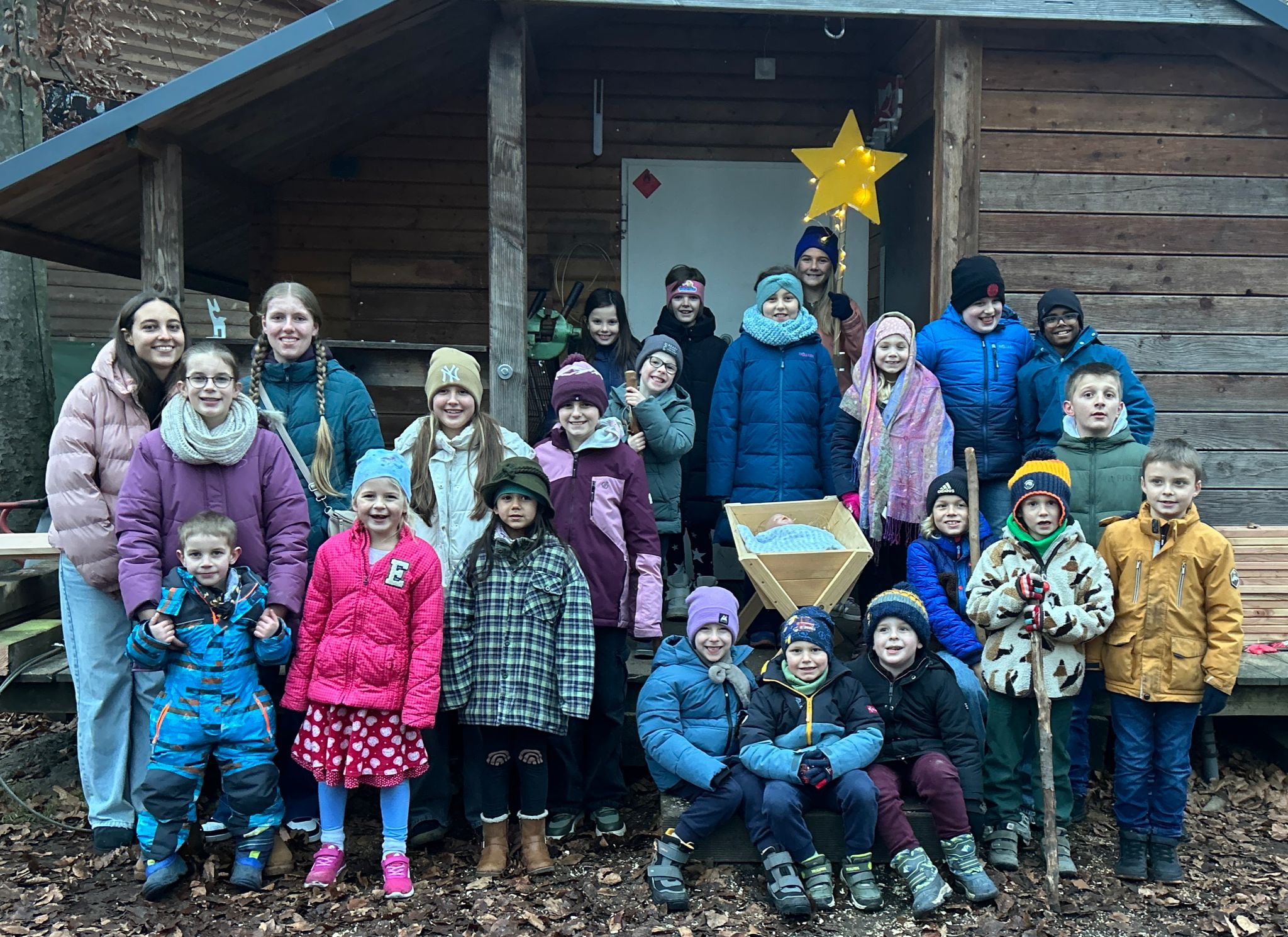 Nach der Generalprobe sind alle kleinen und großen Schauspieler*innen zufrieden