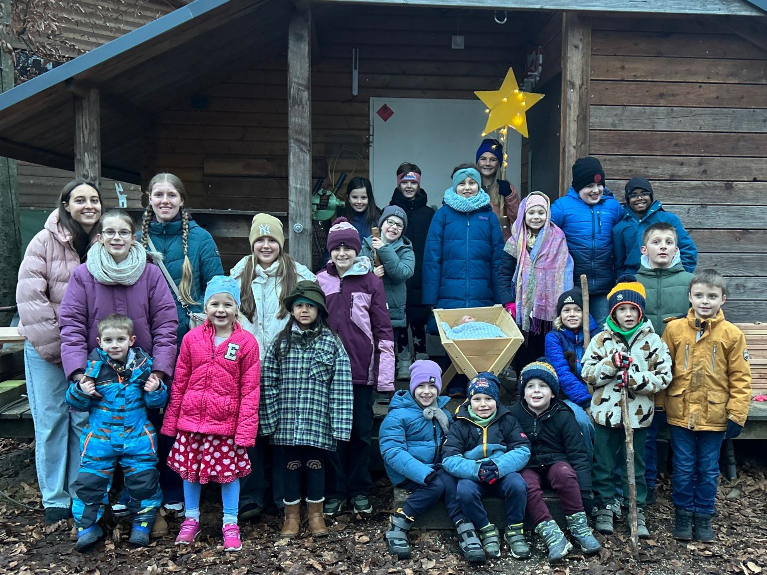 Nach der Generalprobe sind alle kleinen und großen Schauspieler*innen zufrieden