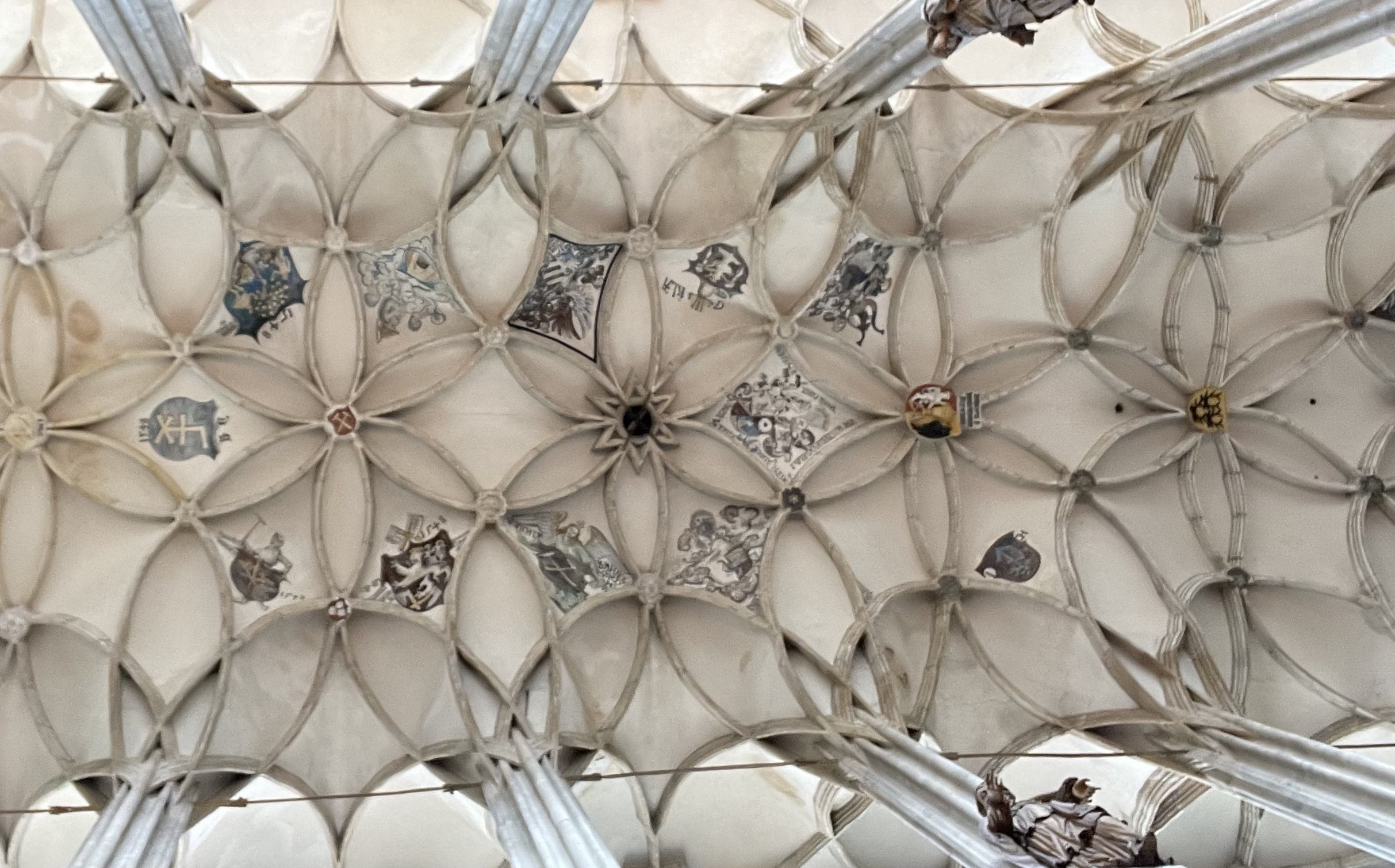 Ein Blick nach oben: das Deckengewölbe der Barbara-Kathedrale.