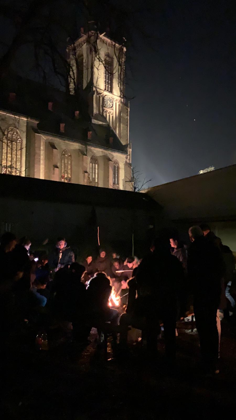 Im Apostelgarten bei Lagerfeuer und Stockbrot