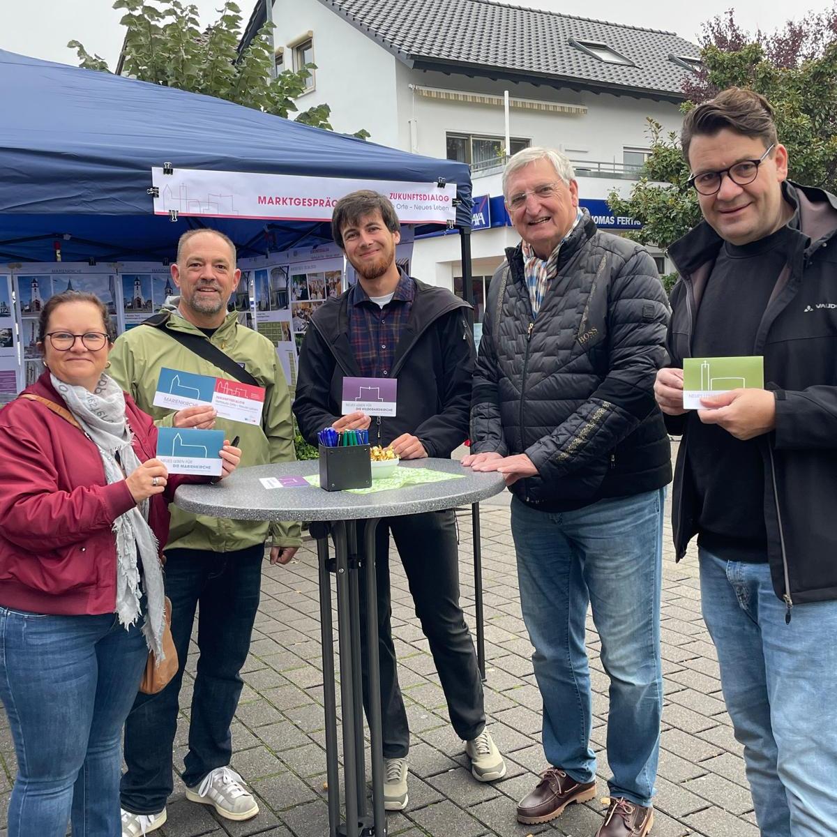 Marktgespräch am Lebensmittelgeschäft an der Hildegardkirche