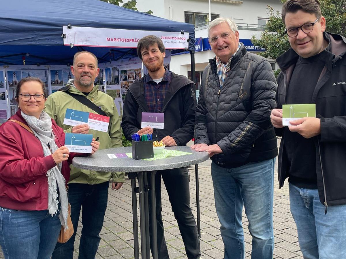 Marktgespräch am Lebensmittelgeschäft Knupfer an der Hildegardkirche