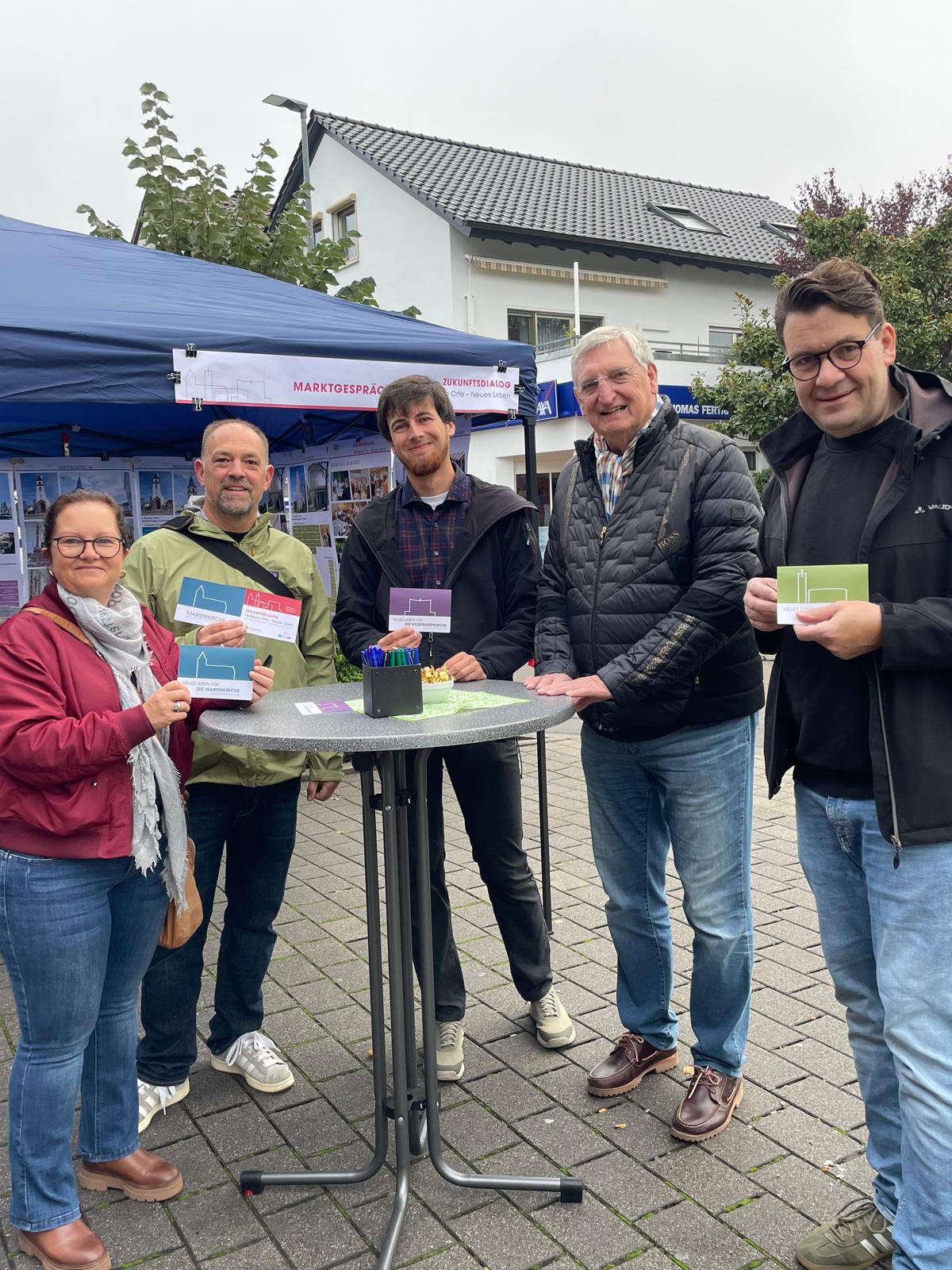 Marktgespräch am Lebensmittelgeschäft an der Hildegardkirche
