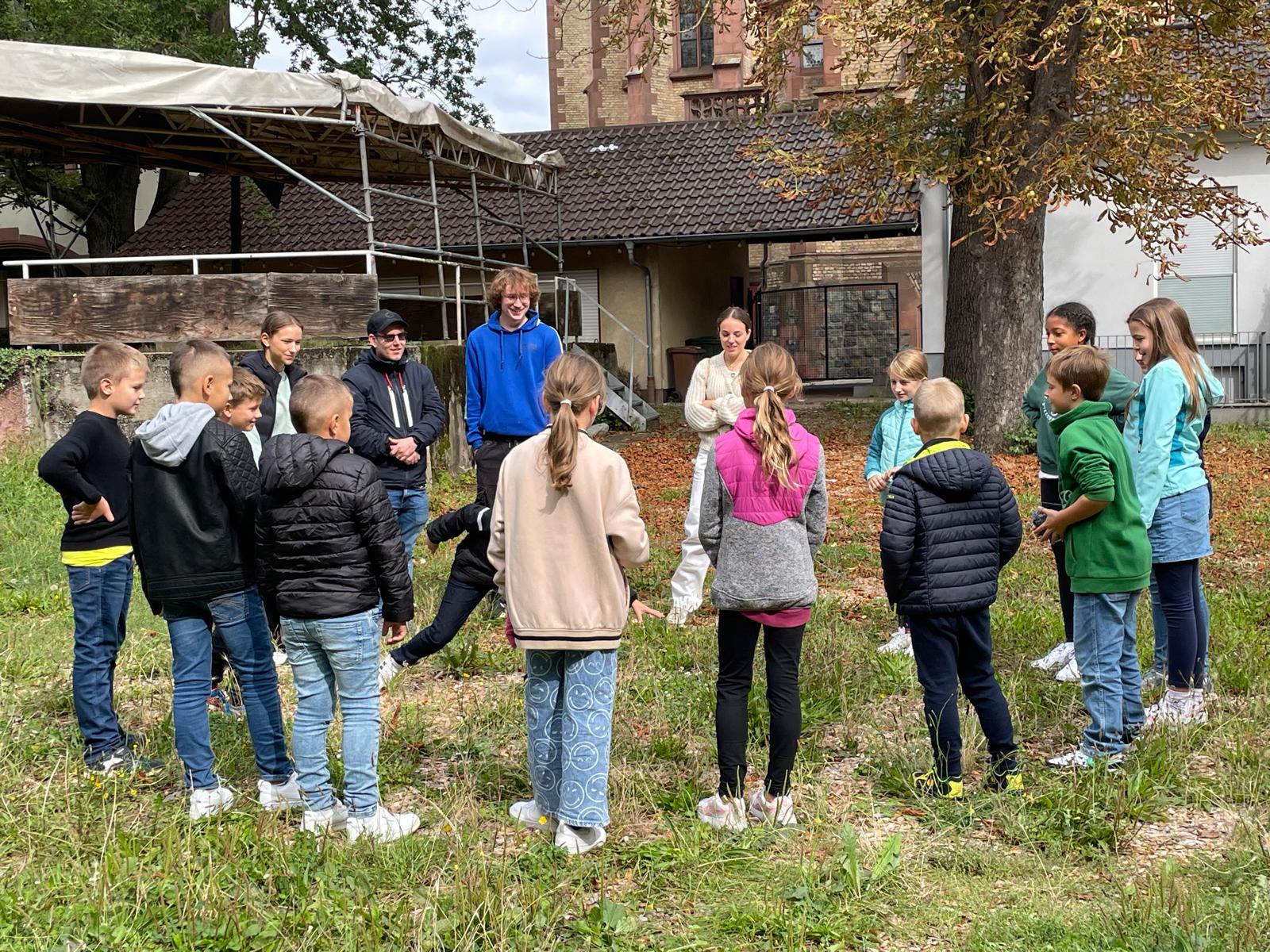 Gemeinsames Spielen im Pfarrgarten