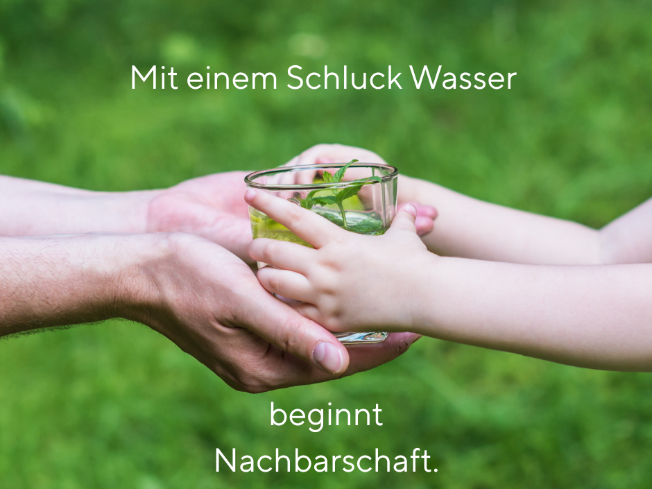 Mit einem Schluck Wasser