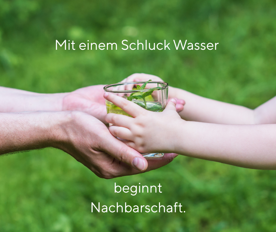 Mit einem Schluck Wasser