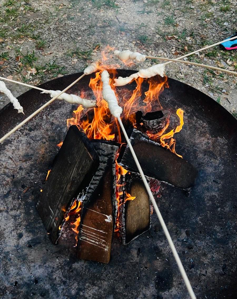 Stockbrot über dem Feuer im Apostelgarten