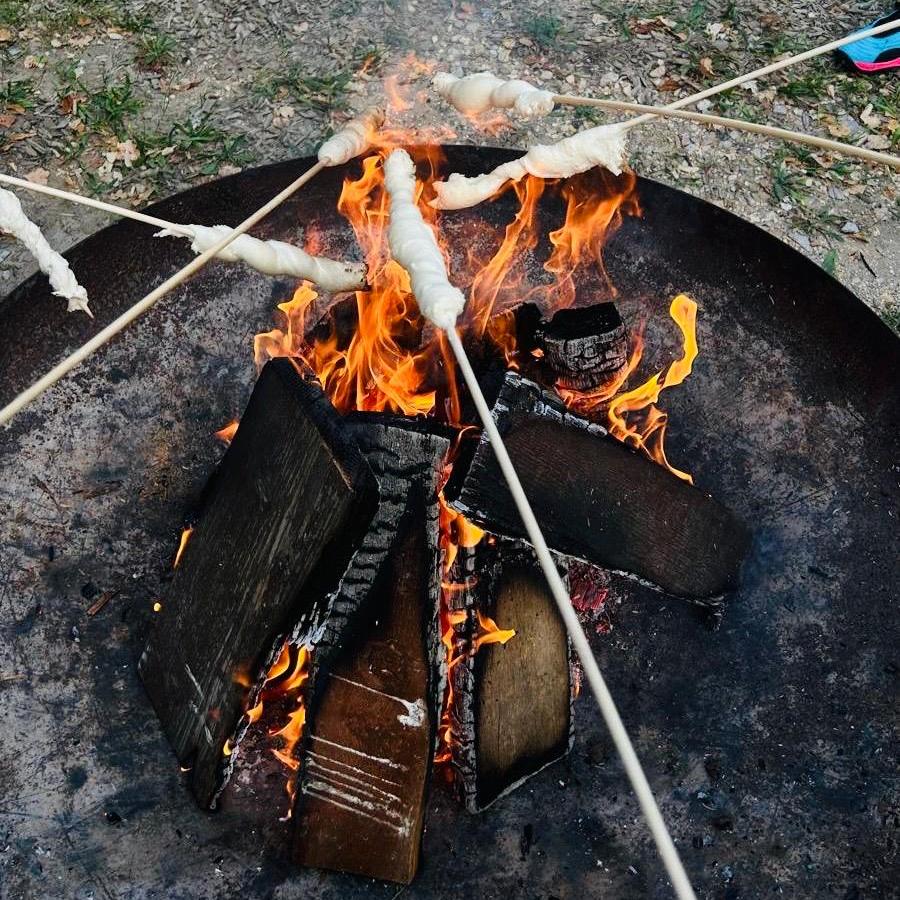 Stockbrot über dem Feuer im Apostelgarten