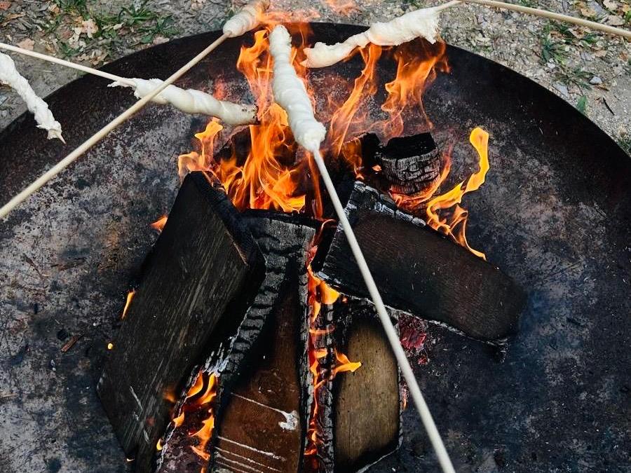 Stockbrot über dem Feuer im Apostelgarten