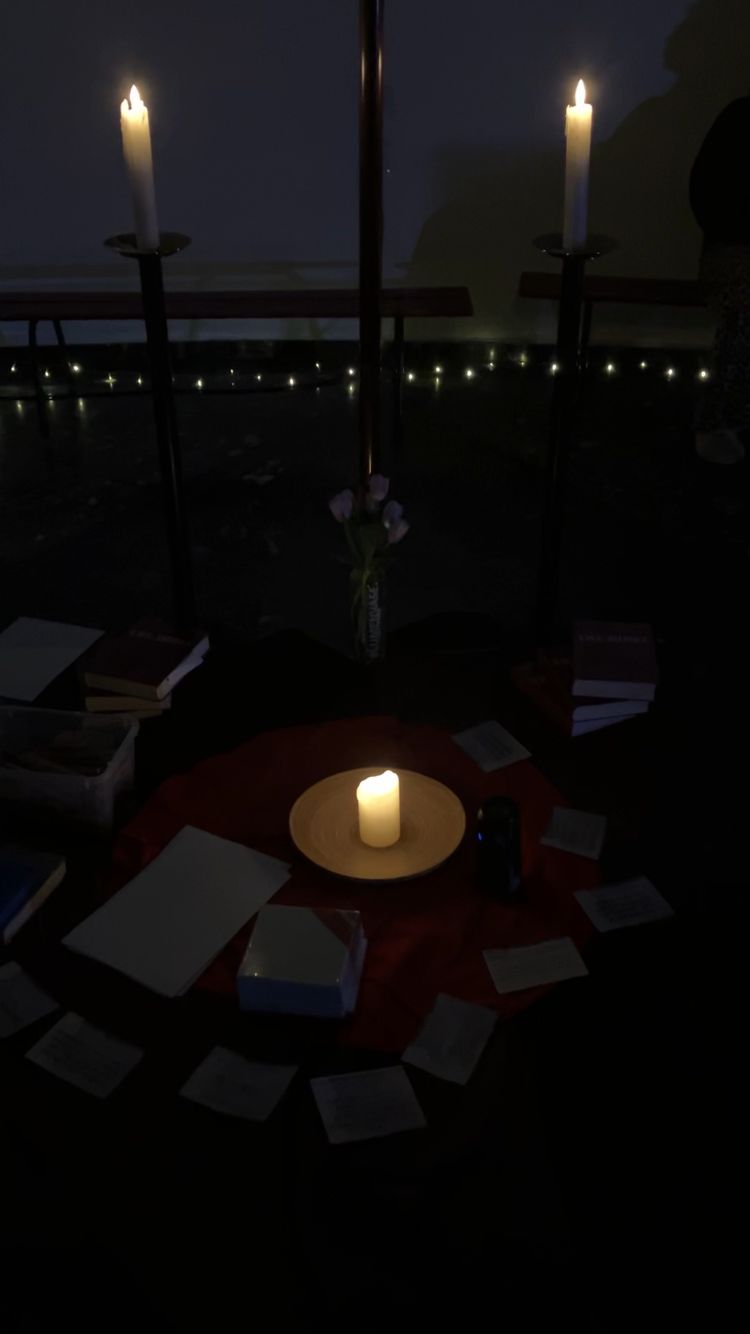 Nachtwache bei Kerzenlicht