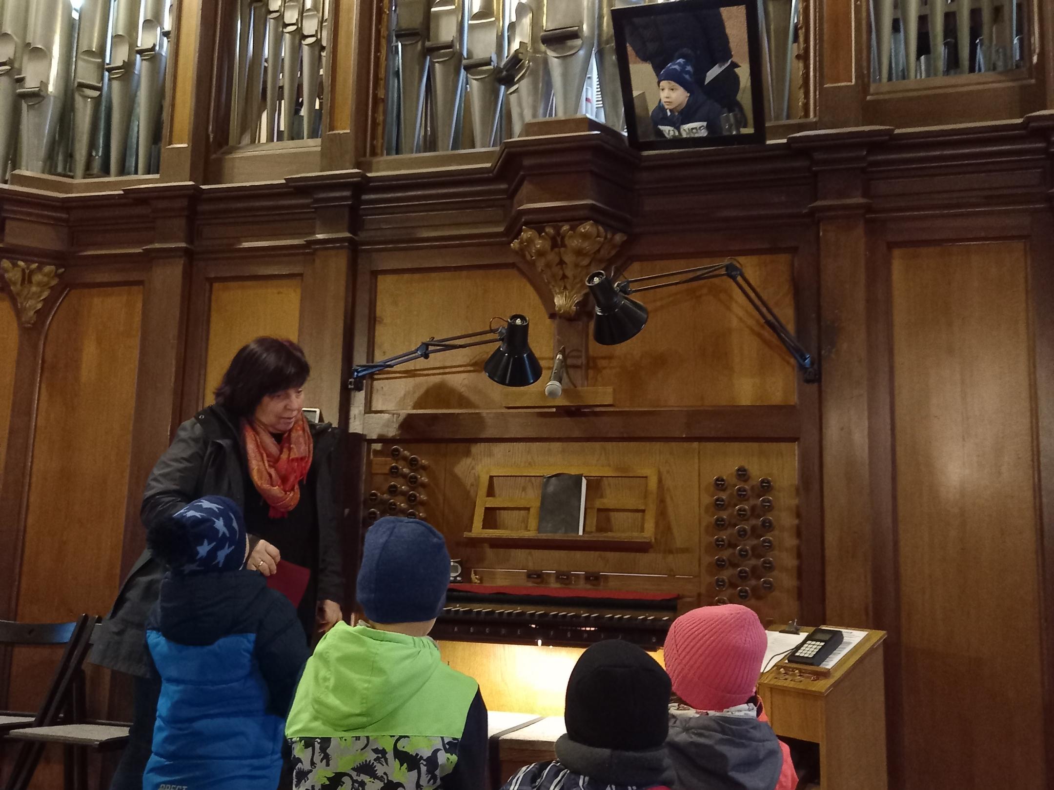 Die Schulanfänger bestaunen die Orgel