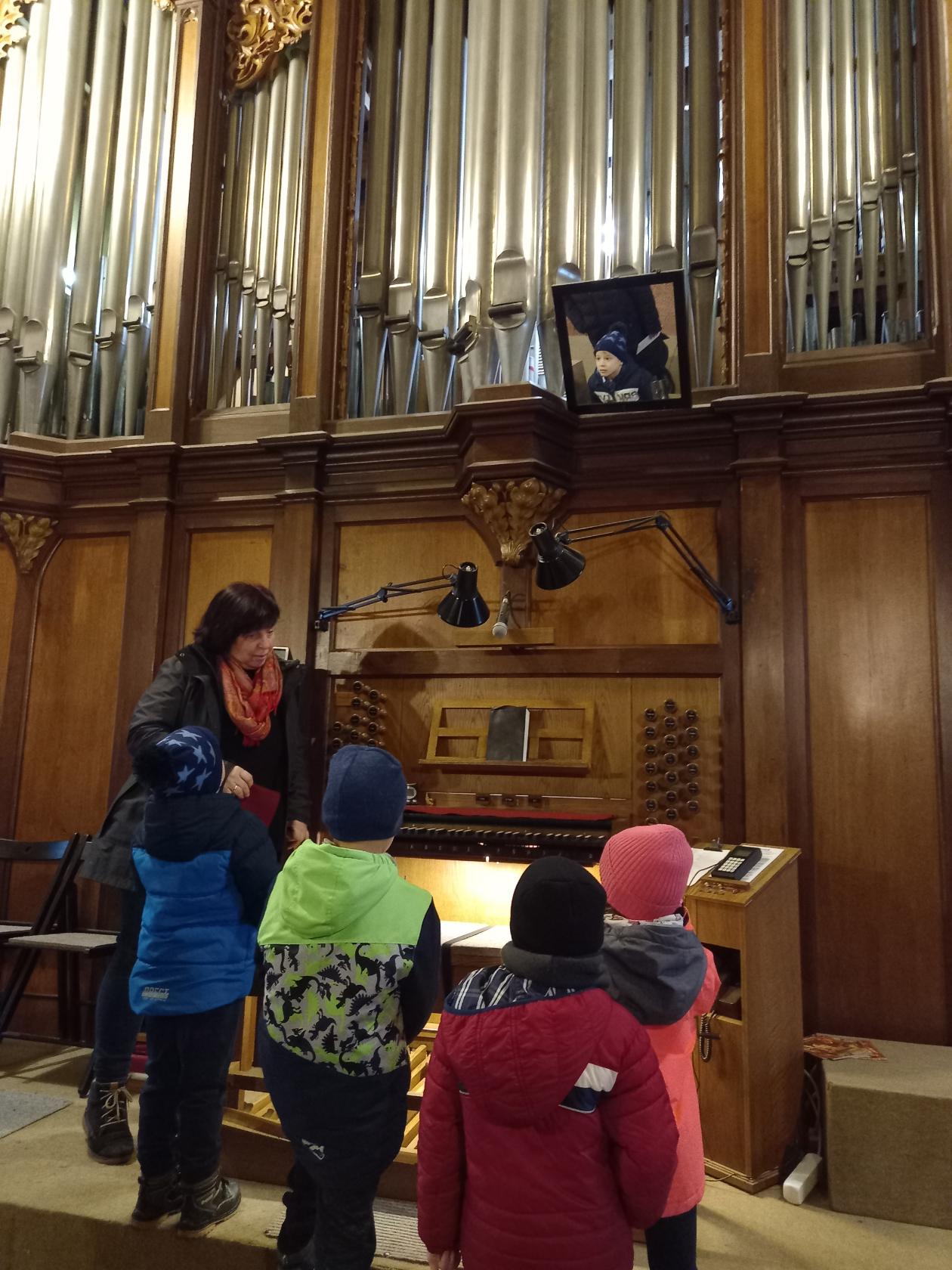 Die Schulanfänger bestaunen die Orgel