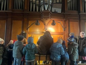 DIe Kinder vor der Orgel