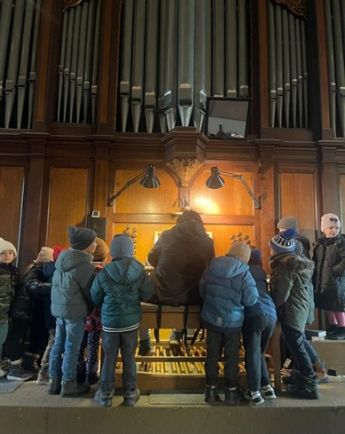 DIe Kinder vor der Orgel