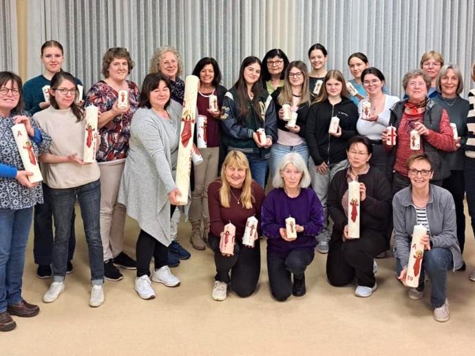 Rund 30 Frauen haben miteinander Osterkerzen gestaltet.