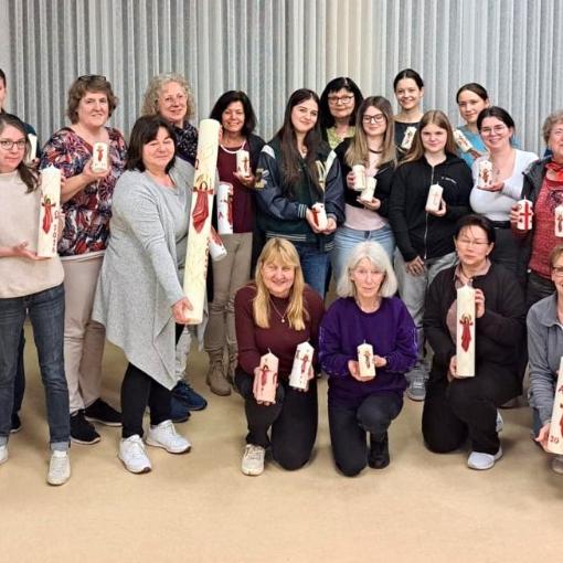 Rund 30 Frauen haben miteinander Osterkerzen gestaltet.