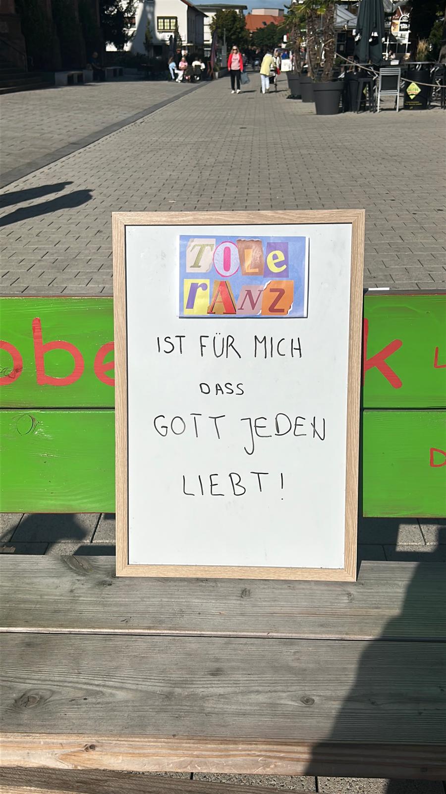 Schild 'Toleranz ist für mich, dass Gott jeden liebt'