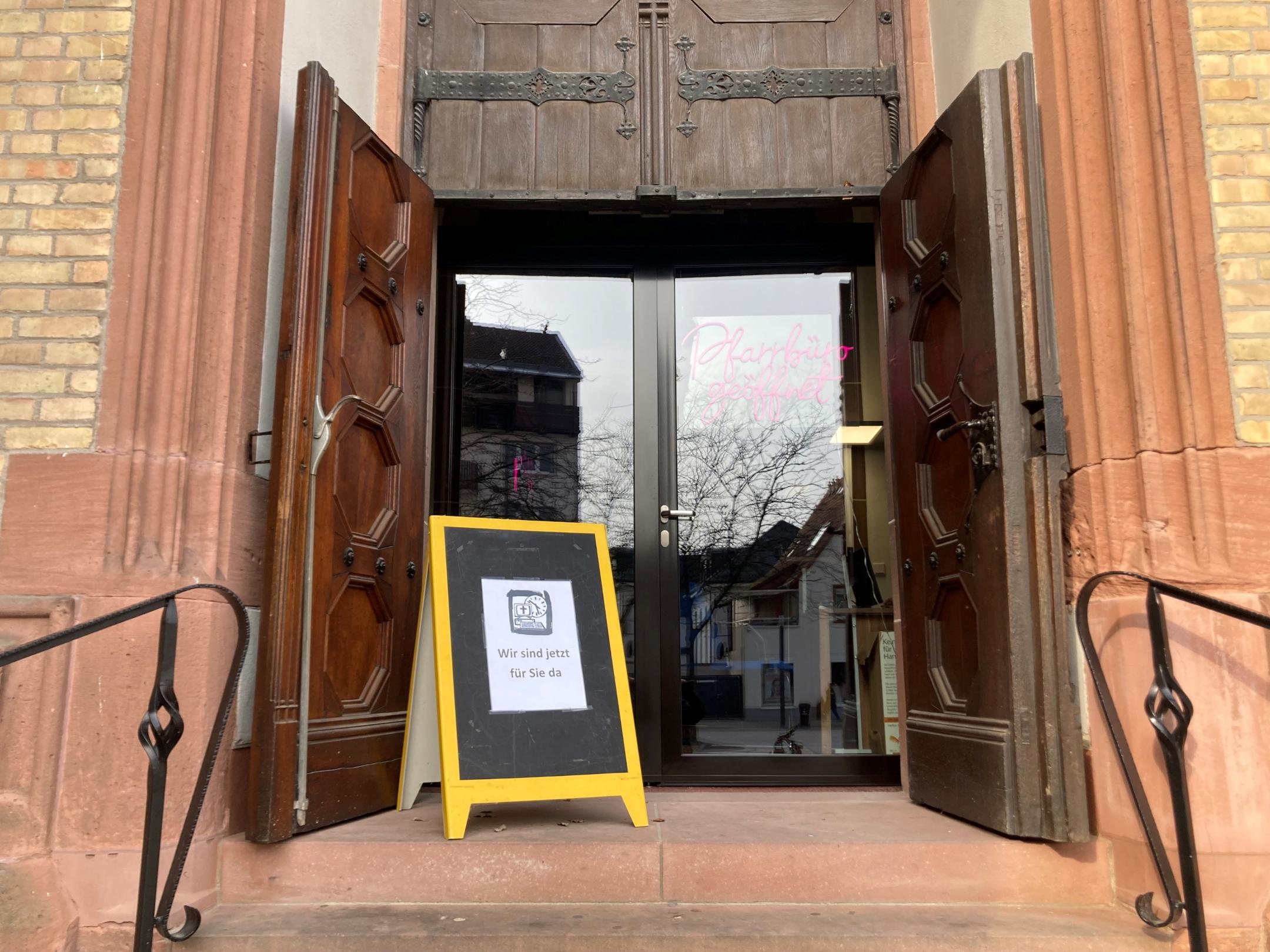 Eingang zum Büro in der Apostelkirche