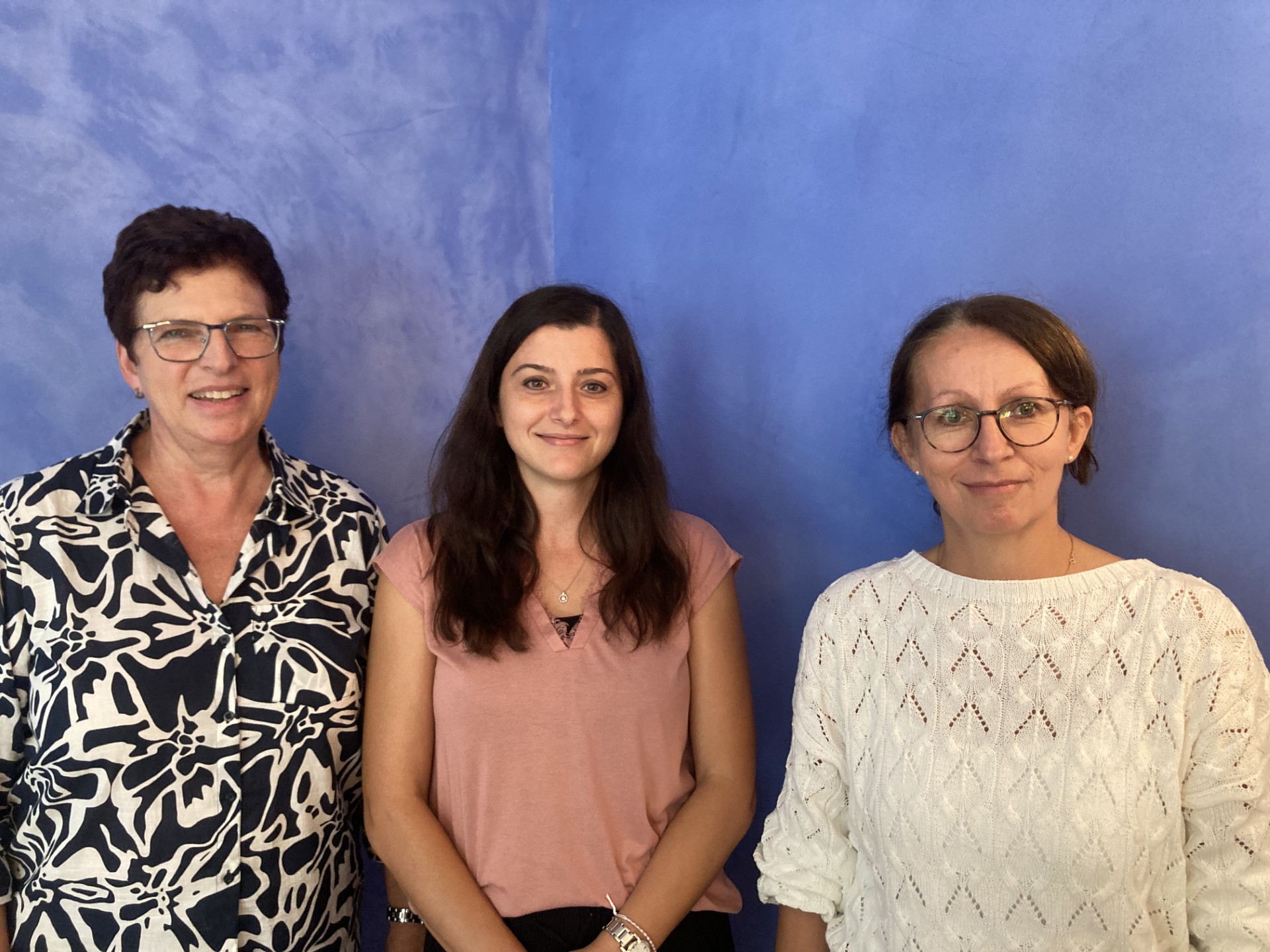 Eni Sauer gemeinsam mit Andrea Kallweit links, und Ilona Gasch rechts