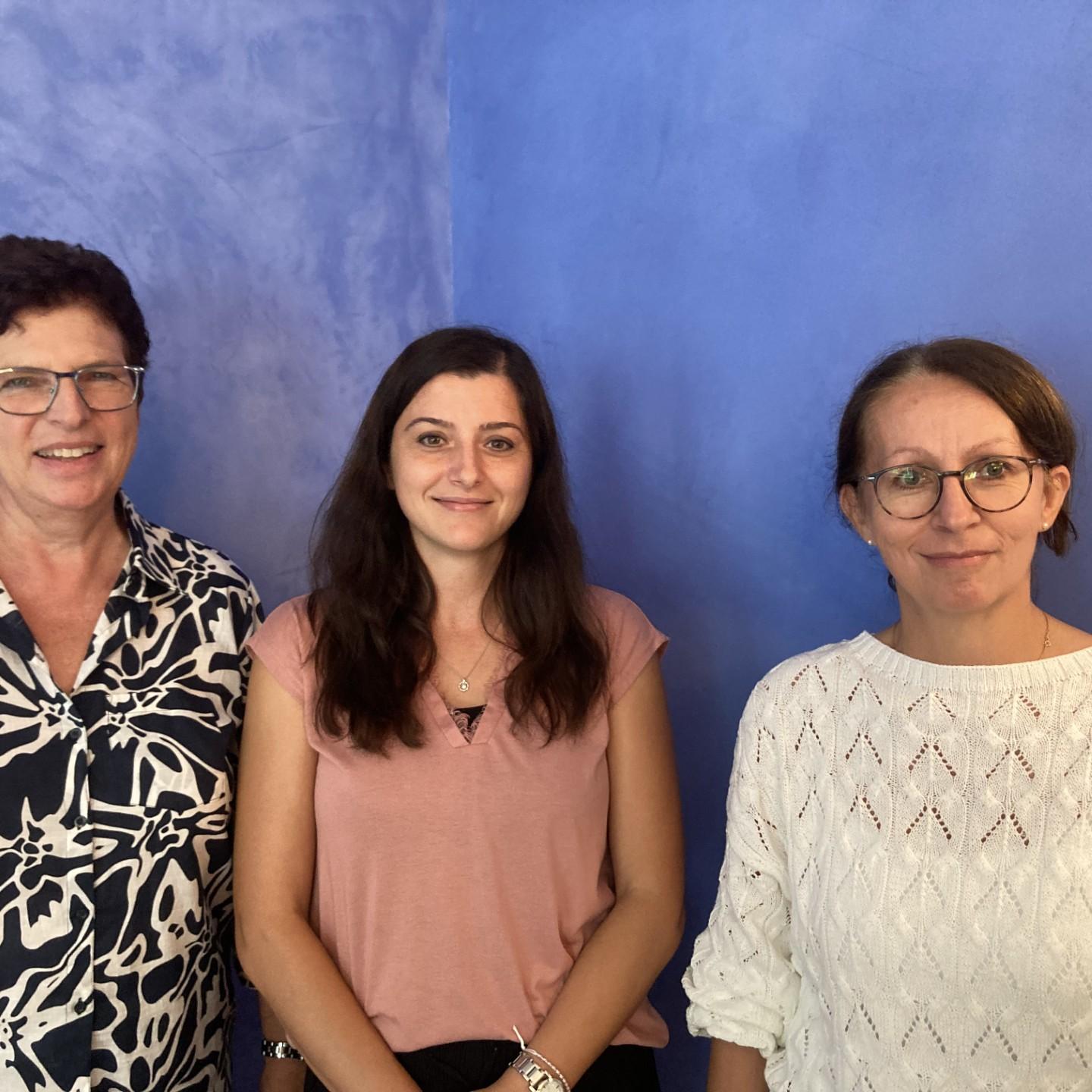 Eni Sauer gemeinsam mit Andrea Kallweit links, und Ilona Gasch rechts